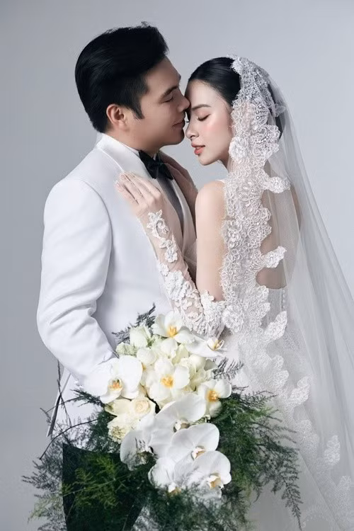 Trên trang cá nhân Instagram, Hương Liên hé lộ loạt ảnh cưới trong studio. Ảnh: Instagram Hương Liên.