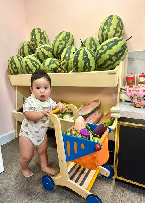 Hà Anh quan niệm ăn phải là niềm vui, không phải sự bắt ép. Vì vậy, thấy con phản ứng không vui, cô dừng lại.