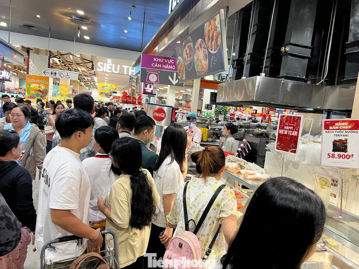 Thay vì chọn về quê hoặc đi chơi xa dịp nghỉ Tết Dương lịch 2026, nhiều người dân TPHCM chọn nghỉ ngơi tại chỗ. Ghi nhận của PV Tiền Phong tại nhiều trung tâm thương mại như Vạn Hạnh Mall, Aeon, Go!... "biển người" đổ về rất đông, nhất là các buổi trưa và chiều tối.