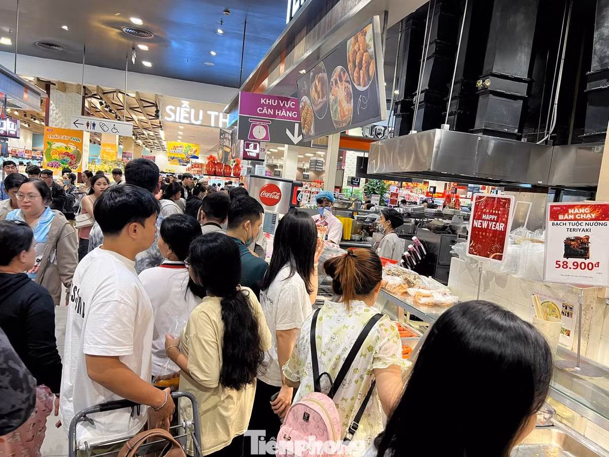 Thay vì chọn về quê hoặc đi chơi xa dịp nghỉ Tết Dương lịch 2026, nhiều người dân TPHCM chọn nghỉ ngơi tại chỗ. Ghi nhận của PV Tiền Phong tại nhiều trung tâm thương mại như Vạn Hạnh Mall, Aeon, Go!... "biển người" đổ về rất đông, nhất là các buổi trưa và chiều tối.