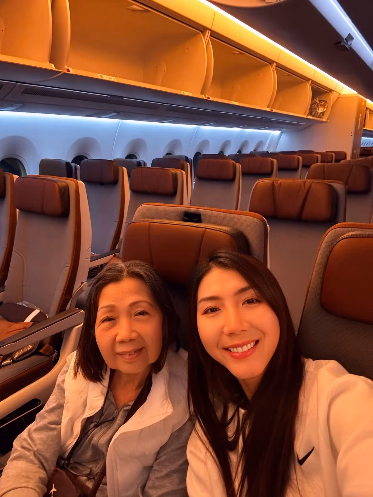 Trên chuyến bay về nước, Ngọc Quyên tâm sự: "Mẹ con mình sau 11 năm mới cùng nhau bay về. Ngày mẹ đưa con đi, tóc con đen giờ đã bạc gần hết. Bà ngoại không sợ gì hết, 11 năm tiếng Anh không biết mà vẫn đi thăm con gái".