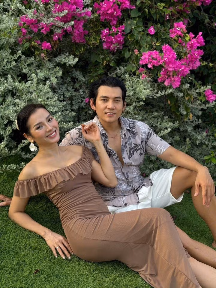 "Chúc mừng sinh nhật người đàn ông tuyệt vời của gia đình nhỏ chúng ta. Ba luôn là điểm tựa, nguồn năng lượng và tình yêu vô giá. Chúc ba tuổi mới thật nhiều sức khỏe, thành công, hạnh phúc trọn vẹn bên mẹ và ba thiên thần nhỏ", cô viết. Ảnh: FB Lý Bình.