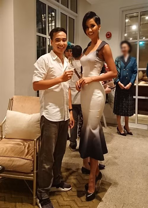 Tuấn Khôi bị H’hen Niê “dìm hàng” chiều cao. Ảnh: FB Tuấn Khôi.