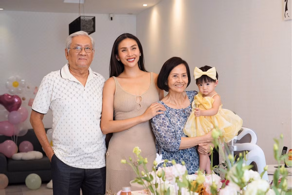 Nữ người mẫu còn nhắn nhủ ái nữ: "Chúc con luôn khỏe mạnh để tự tin bước đi trên con đường của mình. Chúc con luôn giữ được nụ cười hồn nhiên, ánh mắt trong sáng và tâm hồn nhân hậu".