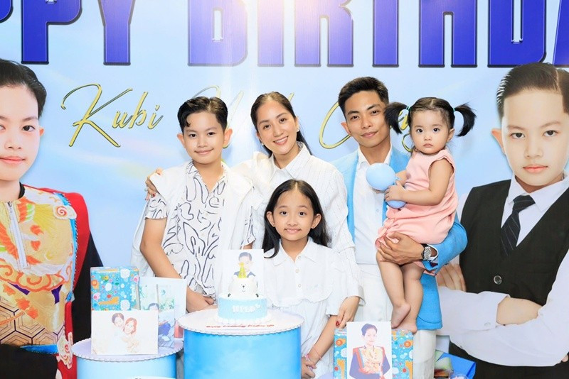 Con trai đầu lòng của Khánh Thi - Phan Hiển năm nay 10 tuổi. "Nay con tròn 10 tuổi rồi, ba mẹ chỉ mong con luôn khoẻ mạnh, biết yêu thương ông bà, ba mẹ và mọi người trong gia đình, luôn học tập chăm ngoan, biết giúp đỡ bạn bè và kính trọng thầy cô giáo. Riêng với ba mẹ, con thích chọn cho nghệ thuật, thể thao hay bất cứ điều gì ba mẹ sẽ luôn tôn trọng suy nghĩ của con", Khánh Thi nhắn nhủ quý tử. Ảnh: FB Khánh Thi.