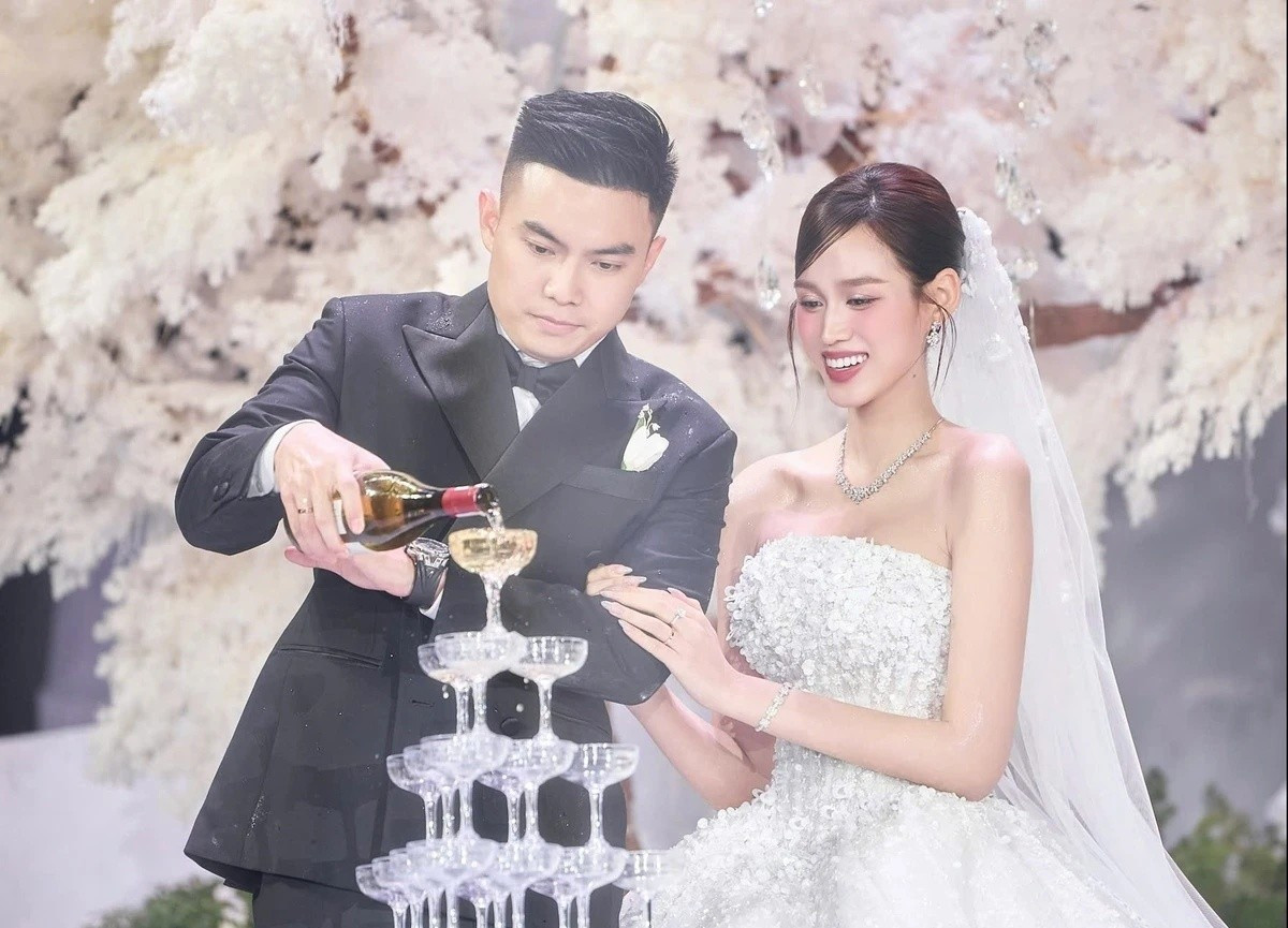 Theo Znews, trong tiệc cưới, gia đình Viết Vương đãi khách mời 8 món ăn gồm súp bí đỏ, cá hồi áp chảo sốt chanh dây, caesar salad, tôm hùm hấp bia, bào ngư sốt nấm, lõi bò Mỹ sốt tiêu đen kèm bánh mì, xôi nhân chim hấp và bưởi Phúc Trạch. Ảnh: Tiền Phong.