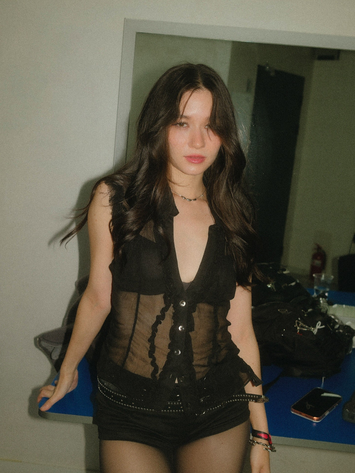 Violette có vóc dáng quyến rũ với đôi chân dài và thon gọn.