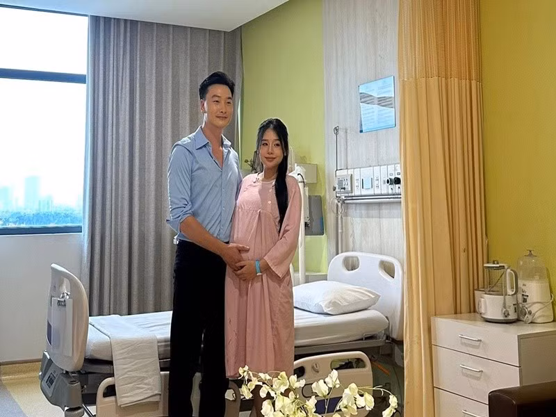 Anh nhắn nhủ vợ: "Chúng ta đã cùng nhau đi một hành trình dài và hôm nay là đích đến tuyệt vời nhất. Vợ yêu à, cứ coi hôm nay như một cuộc phiêu lưu để mang thiên thần nhỏ về nhà nhé. Anh luôn ở bên em!". Ảnh: FB Trọng Lân.