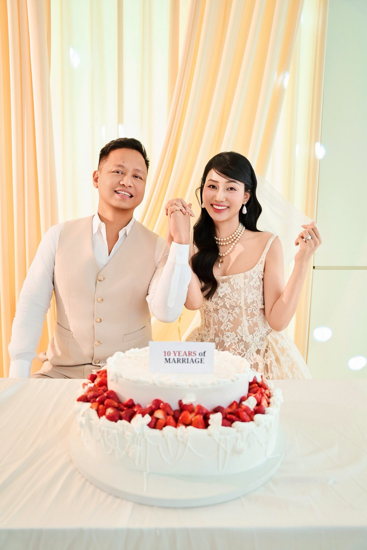 Trong loạt ảnh được chia sẻ, Á hậu Trà My xuất hiện với vẻ dịu dàng trong chiếc váy ren, kết hợp trang sức ngọc trai cổ điển. Chồng doanh nhân của cô chọn phong cách tối giản với sơ mi và áo gile. Không cần những cử chỉ phô trương, chỉ một ánh nhìn hay cái nắm tay cũng đủ cho thấy sự gắn bó của cặp đôi sau nhiều năm chung sống.