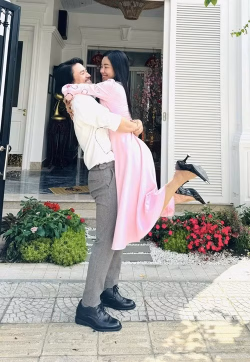 'Bà trùm hoa hậu" cho biết ở nhà hay ở công ty, hai vợ chồng đều thể hiện sự thoải mái, hiếm khi dành cho nhau những lời 'sến'. Ảnh: FB Phạm Kim Dung.