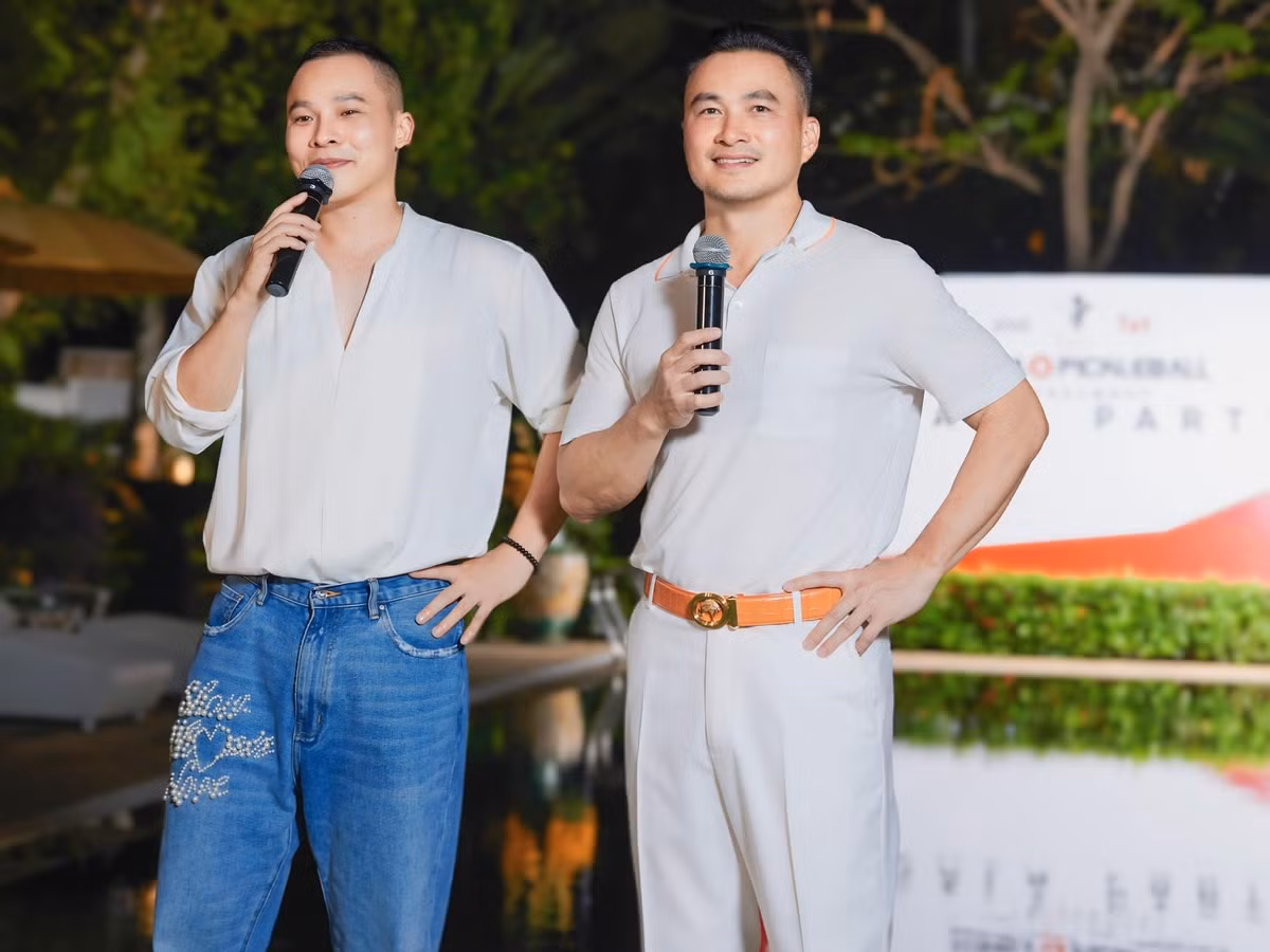 Khắc Tiệp và Chi Bảo làm MC một buổi thi đấu pickleball. Ảnh: FB Khắc Tiệp.