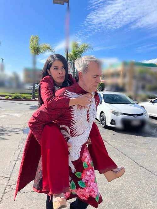 Sau một buổi dạo chơi, vì đi giày cao gót nên nữ ca sĩ Bích Tuyền thấm mệt khi phải đi bộ thêm một đoạn. Thấy vợ đau chân, chồng cô – doanh nhân Gerard Williams – chủ động đề nghị cõng vợ. Ảnh: FB Bích Tuyền.