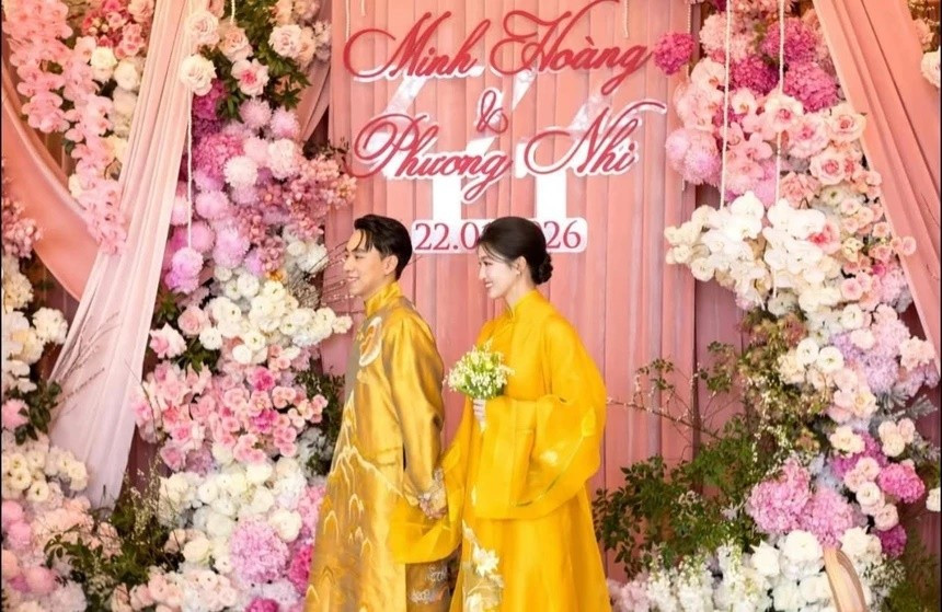 Minh Hoàng gây chú ý với áo dài thêu họa tiết mặt trời và núi non. Ảnh: Vũ Mạnh Tuấn/Znews.