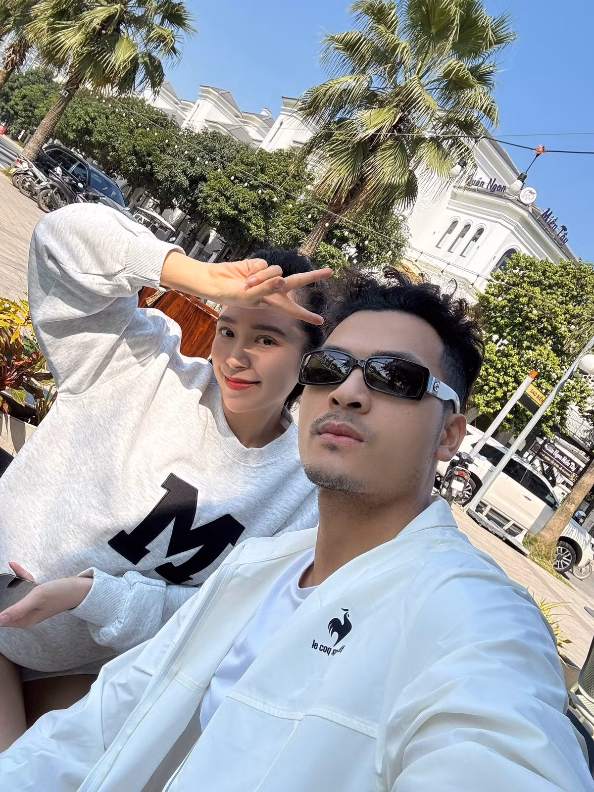 Vũ Tuấn Việt - Kim Oanh về chung một nhà vào tháng 3/2024. Theo Tiền Phong, cặp đôi từng học chung trường. Sau đó, Vũ Tuấn Việt sang Mỹ phát triển công việc kinh doanh. Khi trở về Việt Nam, Vũ Tuấn Việt hẹn hò Kim Oanh. Ảnh: FB Vũ Tuấn Việt.