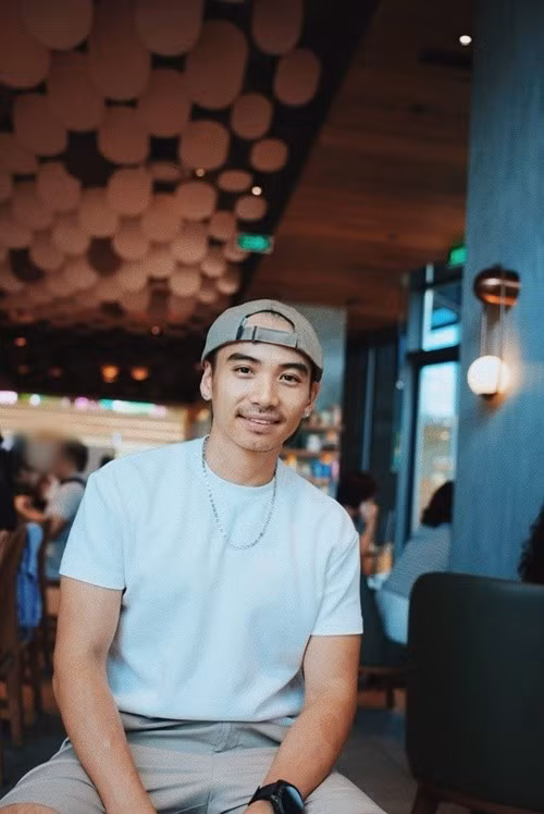 Mới đây, trên trang cá nhân, Tuấn Khôi đăng tải clip ghi lại hình ảnh lấy sữa trữ trong tủ lạnh của H'hen Niê rồi pha cà phê và mời bạn bè uống trong khi những người này không hề biết thành phần. Ảnh: FB Tuấn Khôi.