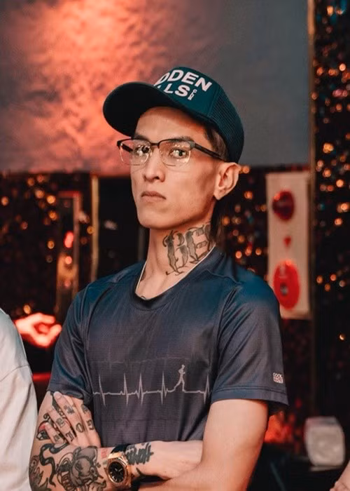 “Trường hợp mà ta chưa hề quen biết, gặp mặt hay nói chuyện thì nếu mà sau khi được biết và nghe thử sản phẩm của anh chị, em cảm thấy có hứng thú thì sẽ dao động 300 - 350 triệu tùy mức độ hứng thú. Kể cả anh chị có là Sơn Tùng M-TP ạ. Sơn Tùng M-TP thì có giảm giá nhẹ, rất nhẹ thôi nhé”, rapper viết. Ảnh: FB Bình Gold.