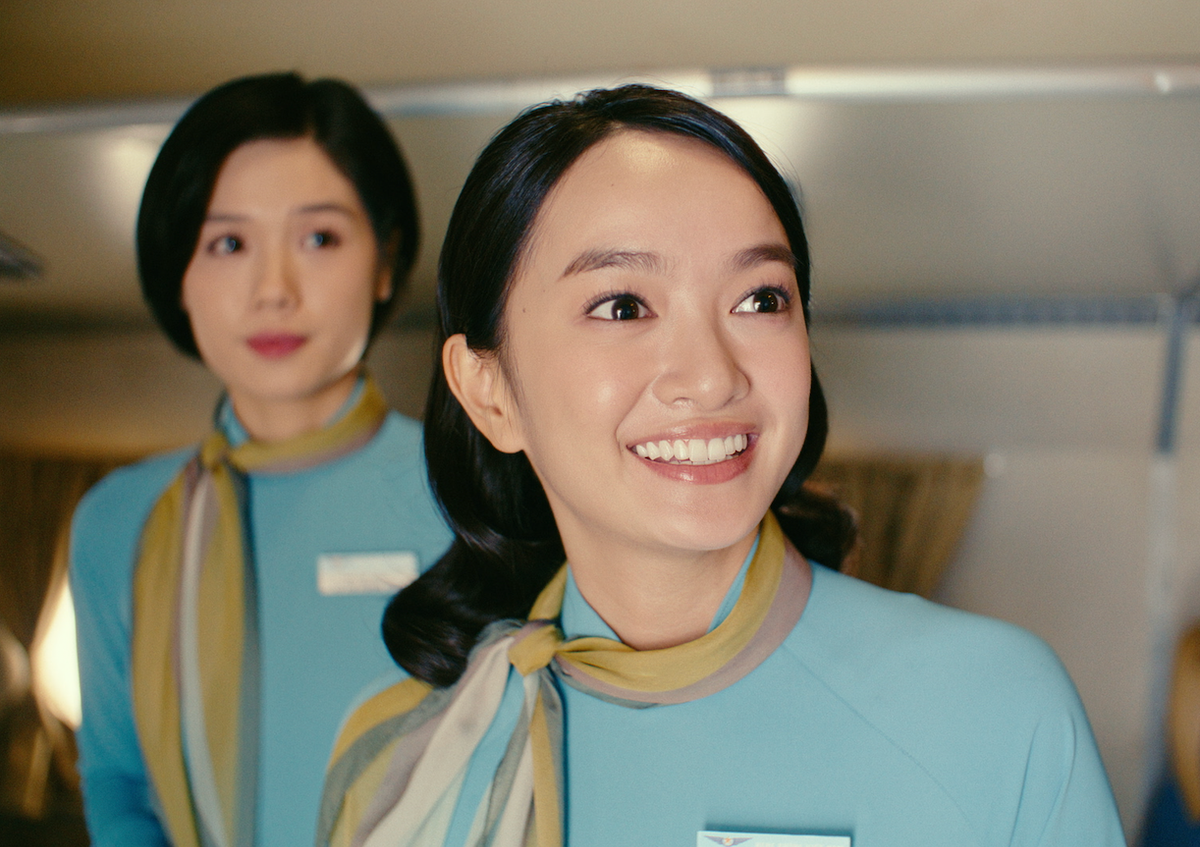 Kaity Nguyễn đóng vai tiếp viên hàng không Tú Trinh trong Tử chiến trên không. Nữ diễn viên chia sẻ trên Dân Việt, cô may mắn khi gia đình có mẹ và bà làm trong ngành hàng không, giúp cô học hỏi và nhập vai. Ảnh: Vietnamnet.