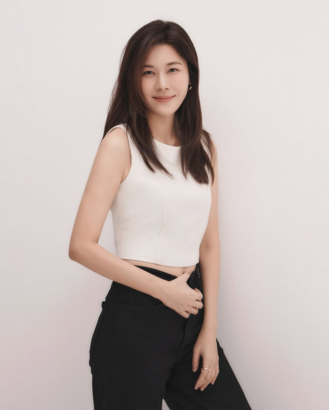 Kim Ha Neul sở hữu gương mặt hài hòa, đôi mắt sáng và nụ cười tươi. Làn da mịn màng, tươi tắn giúp nữ diễn viên luôn toát lên vẻ trẻ trung, dù xuất hiện trong những tạo hình tối giản. Ảnh: Instagram Kim Ha Neul.