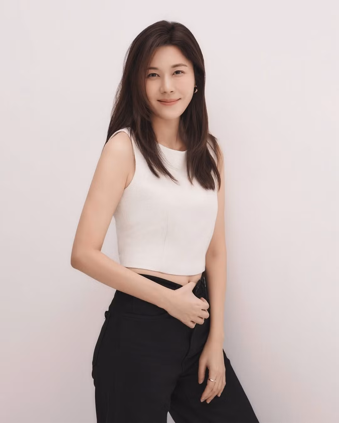 Kim Ha Neul sở hữu gương mặt hài hòa, đôi mắt sáng và nụ cười tươi. Làn da mịn màng, tươi tắn giúp nữ diễn viên luôn toát lên vẻ trẻ trung, dù xuất hiện trong những tạo hình tối giản. Ảnh: Instagram Kim Ha Neul.