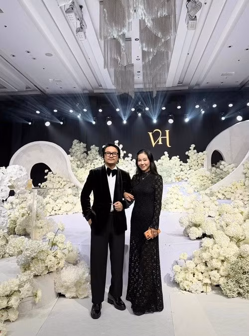 Đạo diễn Hoàng Nhật Nam - doanh nhân Phạm Kim Dung sánh đôi tại đám cưới Đỗ Thị Hà. Ảnh: FB Hoàng Nhật Nam.