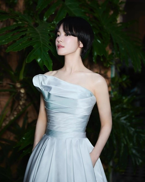 Song Hye Kyo bắt đầu sự nghiệp từ cuối những năm 1990. Theo VOV, cô vụt sáng từ bộ phim Trái tim mùa thu năm 2000. Ảnh: Instagram Song Hye Kyo.