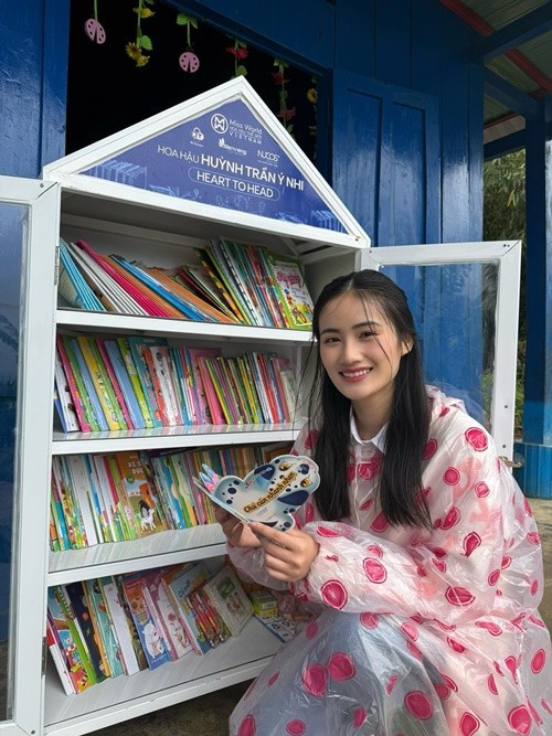 Huỳnh Trần Ý Nhi khởi động dự án với chuyến đi đến tỉnh Quảng Nam, mang tri thức và niềm vui đến với các em nhỏ ở huyện Nam Trà My. Tại đây, Miss World Vietnam 2023 đã khảo sát và sơn sửa đồng thời trao tặng tủ sách cho Trường Tiểu Học Măng Priu, Trường Tiểu Học Tak Ngo. Ảnh: FB Ý Nhi.