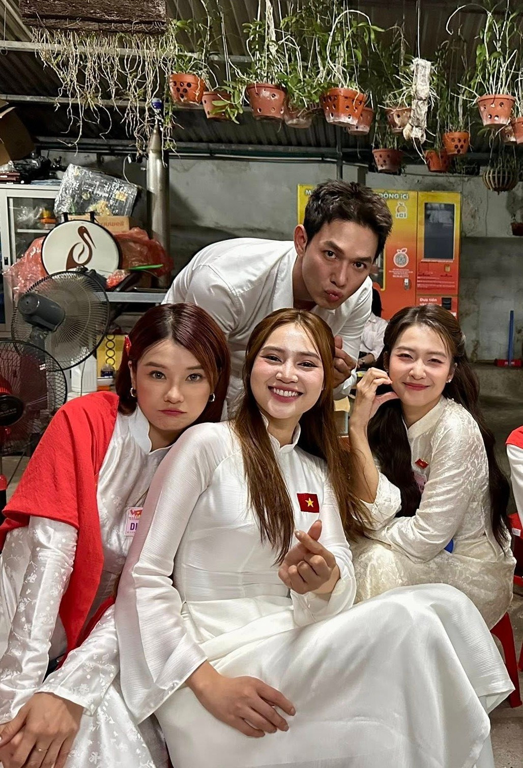 Lan Ngọc, Khả Ngân, Hoàng Yến Chibi đều diện áo dài trắng. Ảnh: FB Ninh Dương Lan Ngọc.