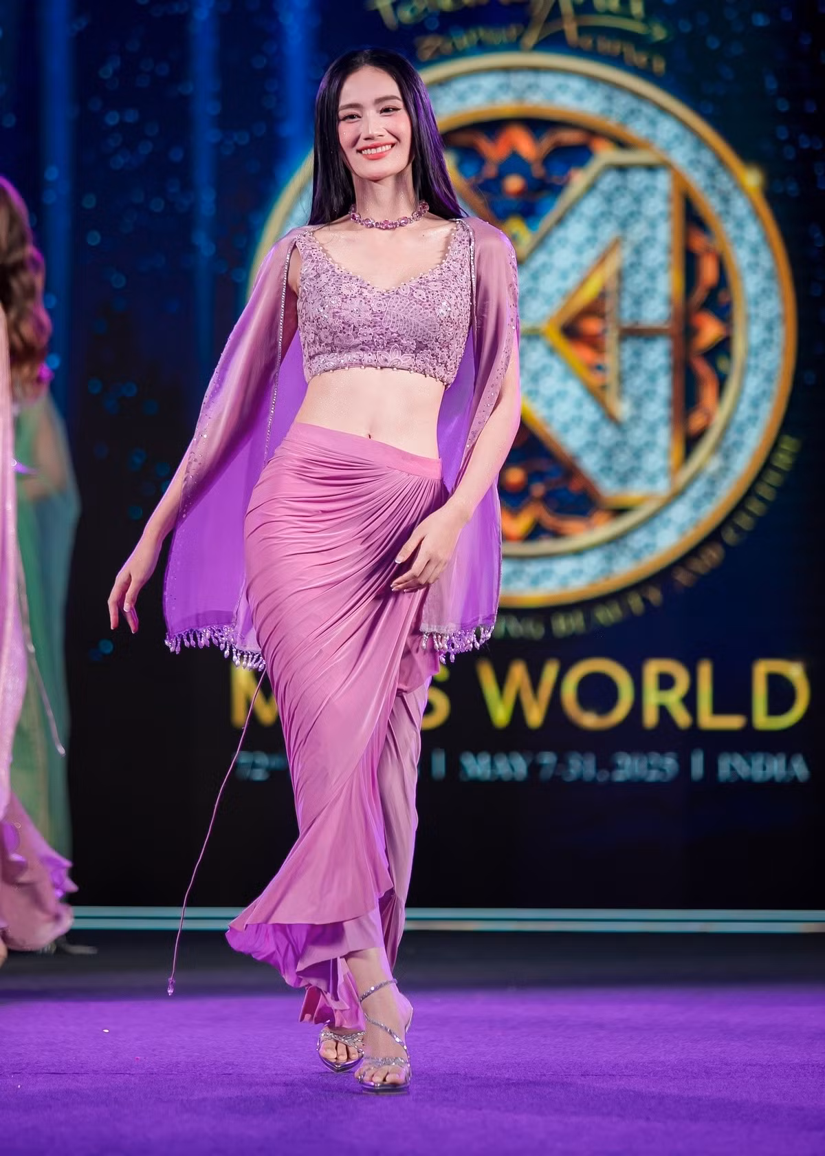 Top Model là một trong những phần thi quan trọng và được mong chờ ở Miss World 2025. Trong phần thi này, các người đẹp sẽ thể hiện khả năng trình diễn với trang phục tự chọn và một trang phục của NTK quốc tế. Ở phần trình diễn đầu tiên, Hoa hậu Ý Nhi diện trang phục tím nhạt, cách điệu tinh tế từ trang phục truyền thống Ấn Độ. Đây là sáng tạo của nhà thiết kế người Ấn Độ Archana Kochhar. Trang phục được dệt thủ công với kiểu dáng áo croptop và chân váy giúp Ý Nhi khoe vòng eo nhỏ. Ảnh: Miss World.