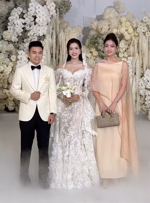 Hoa hậu Lương Thuỳ Linh chúc mừng Đỗ Thị Hà lên xe hoa. Ảnh: Lương Thuỳ Linh.