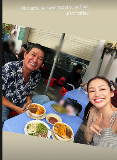 Nàng hậu khoe cùng người thân thưởng thức món bún riêu trên phố.