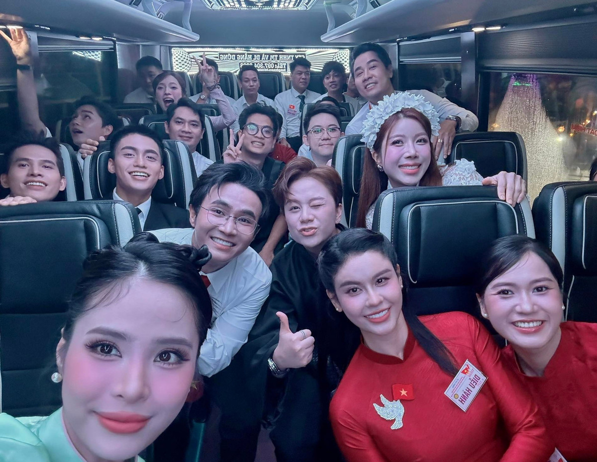 Các diễn viên: Bảo Hân, Trương Quỳnh Anh, Lâm Vỹ Dạ, Minh Luân... tham gia lễ diễu binh. Ảnh: FB Huỳnh Lập.