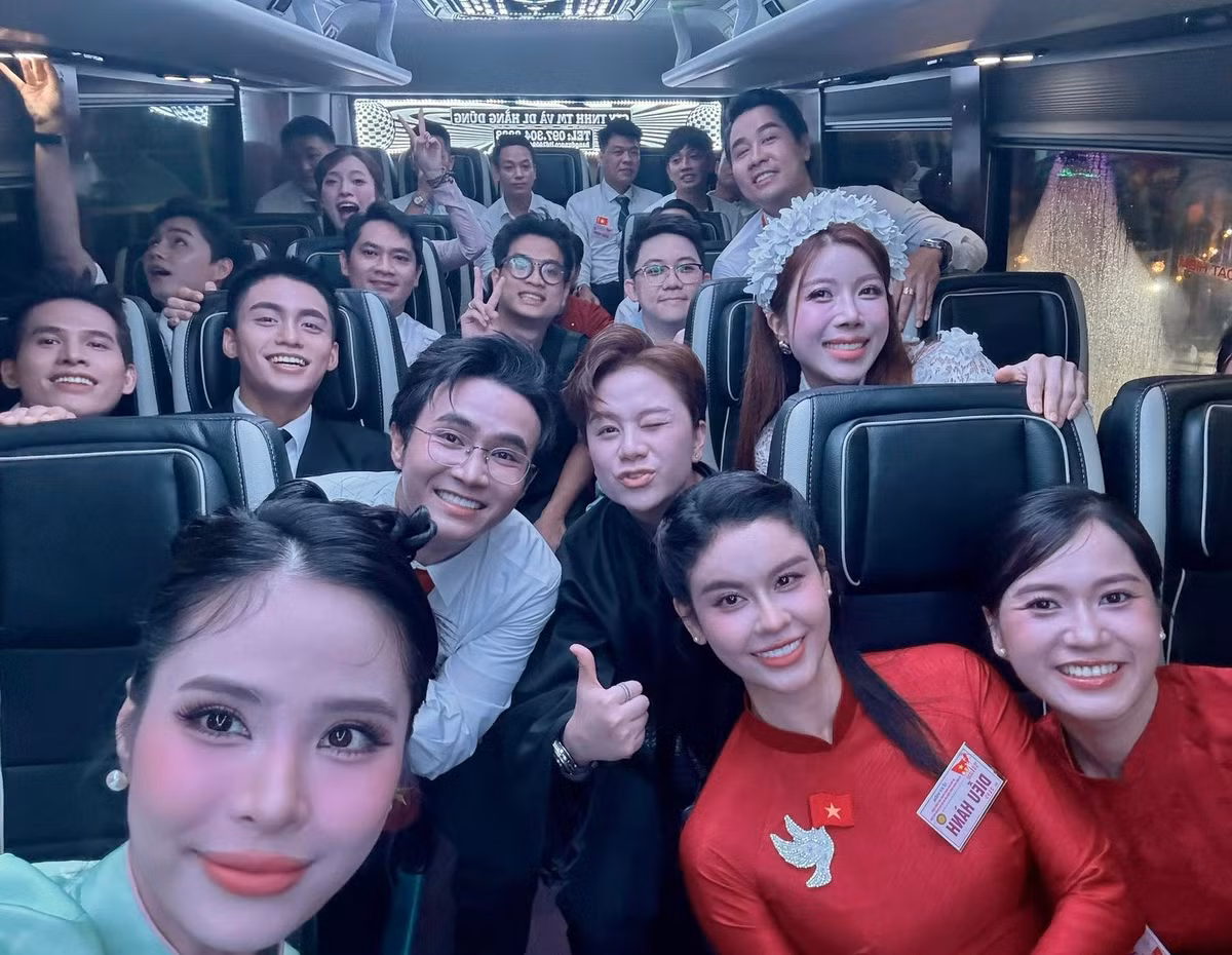 Các diễn viên: Bảo Hân, Trương Quỳnh Anh, Lâm Vỹ Dạ, Minh Luân... tham gia lễ diễu binh. Ảnh: FB Huỳnh Lập.