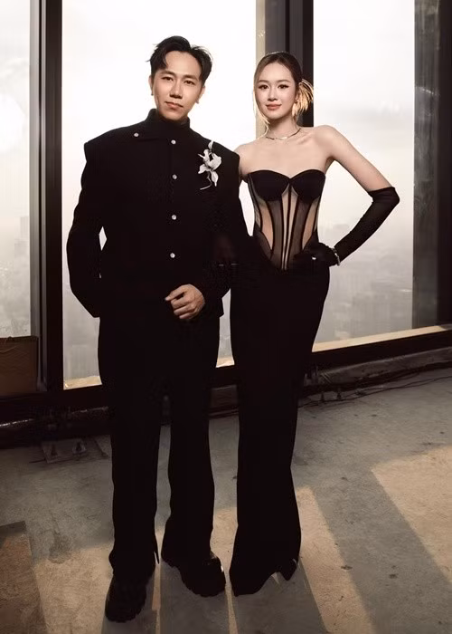 Mới đây, tham gia một sự kiện thời trang, Anh Đức - Anh Phạm ăn mặc đồng điệu. Cặp đôi diễn viên diện trang phục cùng tông màu đen. Ảnh: FB Anh Phạm.