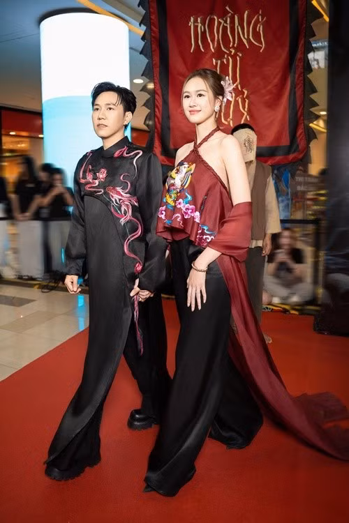 Sự đồng điệu trong phong cách của Anh Đức - Anh Phạm chủ yếu tập trung vào việc hòa hợp về màu sắc và style tổng thể. Ảnh: FB Anh Phạm.