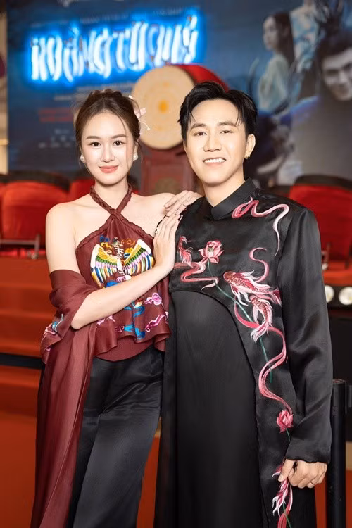 Vợ chồng Anh Đức diện trang phục tông màu chủ đạo đen và đỏ với các họa tiết thêu ấn tượng. Ảnh: FB Anh Đức.