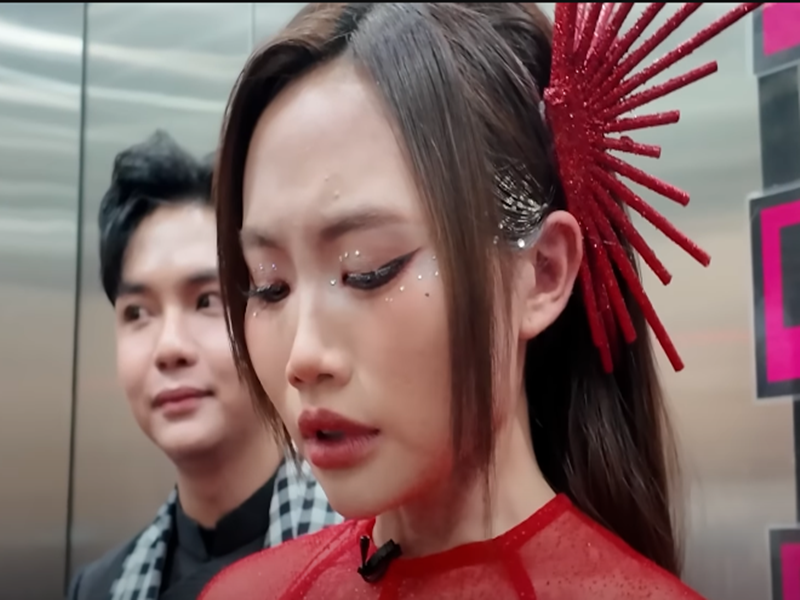 Phương Mỹ Chi bật khóc ở hậu trường chung kết Sing!Asia 2025 sau khi chỉ lọt top 3. Ảnh: FB Phương Mỹ Chi.