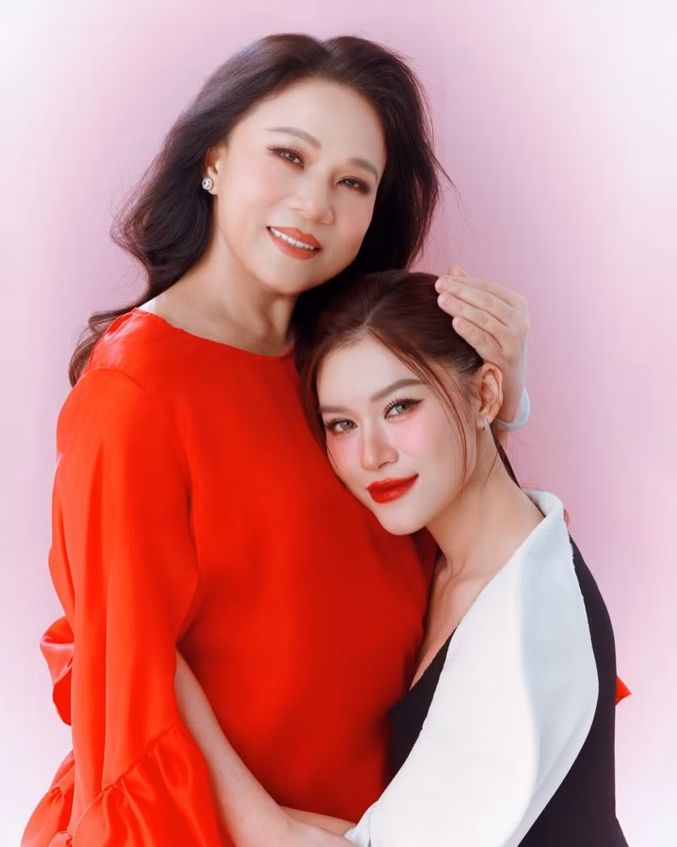 Doanh nhân Bích Hằng là mẹ ruột của diễn viên Ngọc Thanh Tâm. Mới đây, nhân dịp đấng sinh thành, Ngọc Thanh Tâm đăng tải bộ ảnh chụp cùng mẹ. Ảnh: FB Ngọc Thanh Tâm.