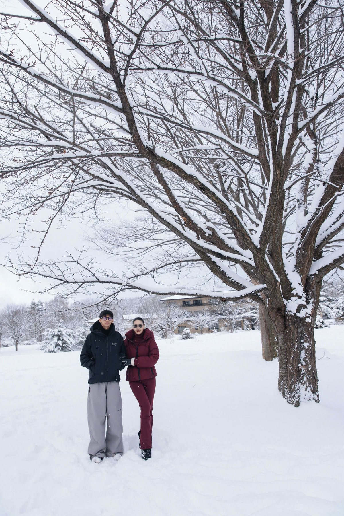 Vương Khang yêu thích nấu ăn và sớm bộc lộ tư duy kinh doanh. Hiện tại, con trai Hoa hậu Hà Kiều Anh du học ở Anh.