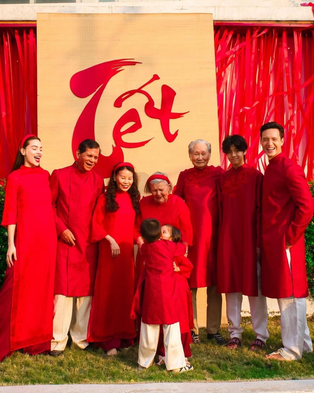Đặc biệt, khoảnh khắc bố mẹ Kim Lý cùng con cháu diện áo dài luôn nhận được sự chú ý của nhiều khán giả. Bố Kim Lý là người gốc Việt, mẹ nam diễn viên là người Thụy Điển. Ảnh: FB Hồ Ngọc Hà.