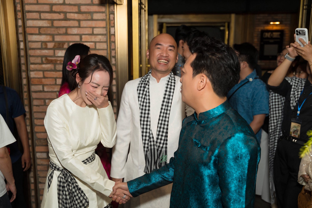 Trường Giang cũng đến chúc mừng Thu Trang mắt phim mới. Dịp Tết Nguyên đán 2026, Trường Giang giới thiệu phim điện ảnh Nhà ba tôi một phòng. Ảnh: FB Thu Trang.