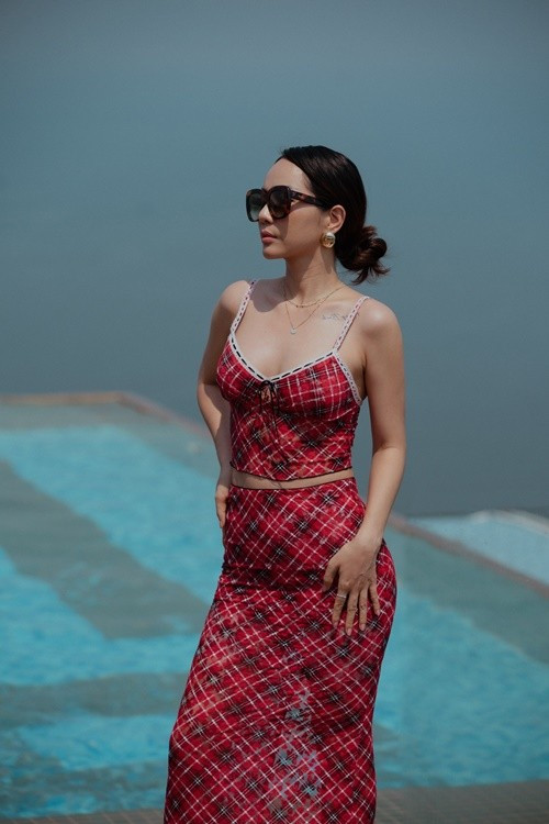 Thanh Thảo tham gia vào việc chọn bản thiết kế, nội thất cho biệt thự mới. Ảnh: FB Thanh Thảo.