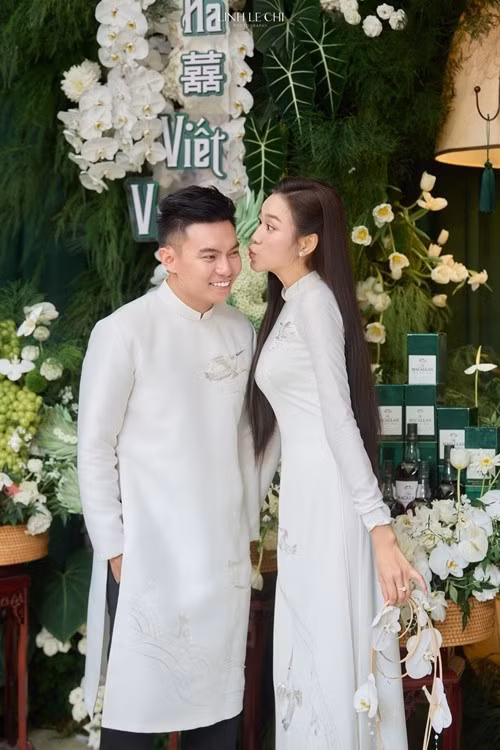 Đôi uyên ương tổ chức lễ ăn hỏi vào sáng ngày 16/10. Ảnh: FB Đỗ Thị Hà.