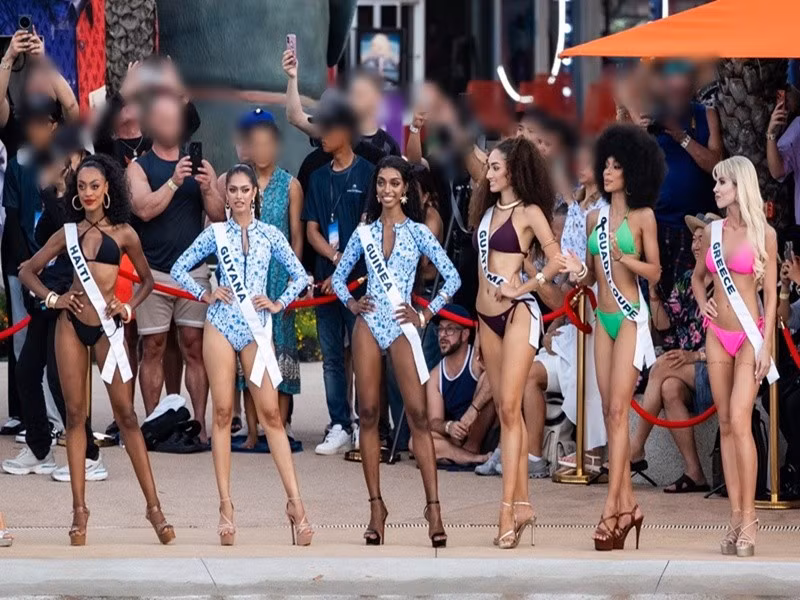 Đại diện Guyana và Guinea diện áo tắm một mảnh kín đáo. Ảnh: Miss Universe Thailand.