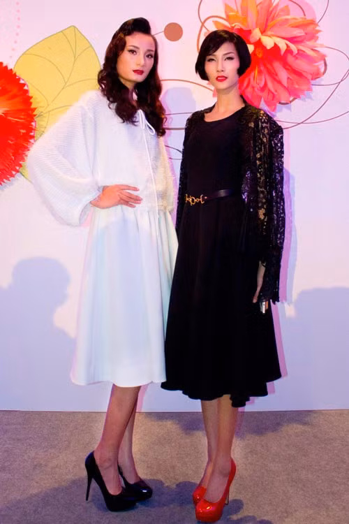 Hai nữ người mẫu chụp ảnh chung khi hội ngộ sau cuộc thi Vietnam's Next Top Model. Ảnh: Khám Phá.