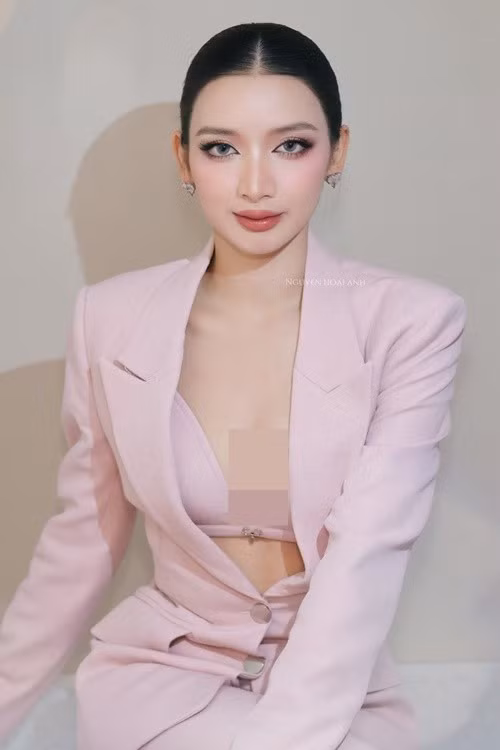 Đinh Y Quyên đoạt danh hiệu Á hậu 3 Miss Grand Vietnam 2025. Trong cuộc phỏng vấn với Dân Việt, người đẹp cho biết, thật lòng mà nói, cô không hề tiếc nuối. Với Đinh Y Quyên, danh hiệu nào cũng đáng trân trọng và tự hào, dù là Hoa hậu hay Á hậu. Ảnh: FB Y Quyên.