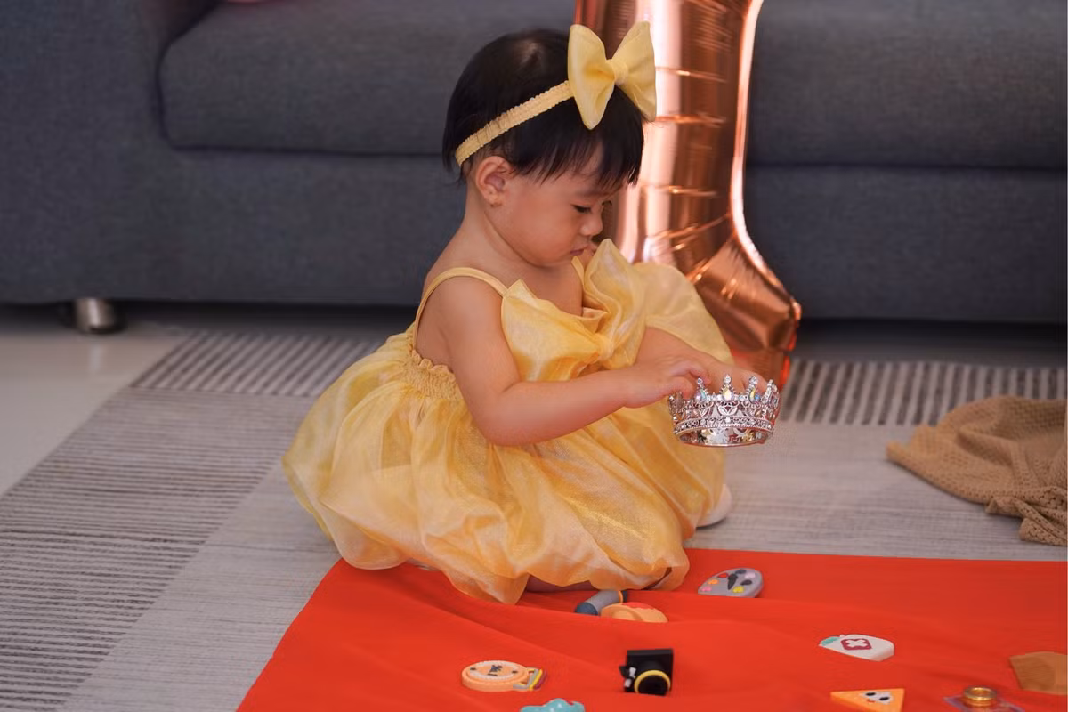 Võ Hoàng Yến bày tỏ: "Mong rằng sau này, dù đi đến đâu, con gái nhỏ của ba mẹ cũng luôn cảm nhận được tình yêu, sự chở che và niềm hạnh phúc như hôm nay".