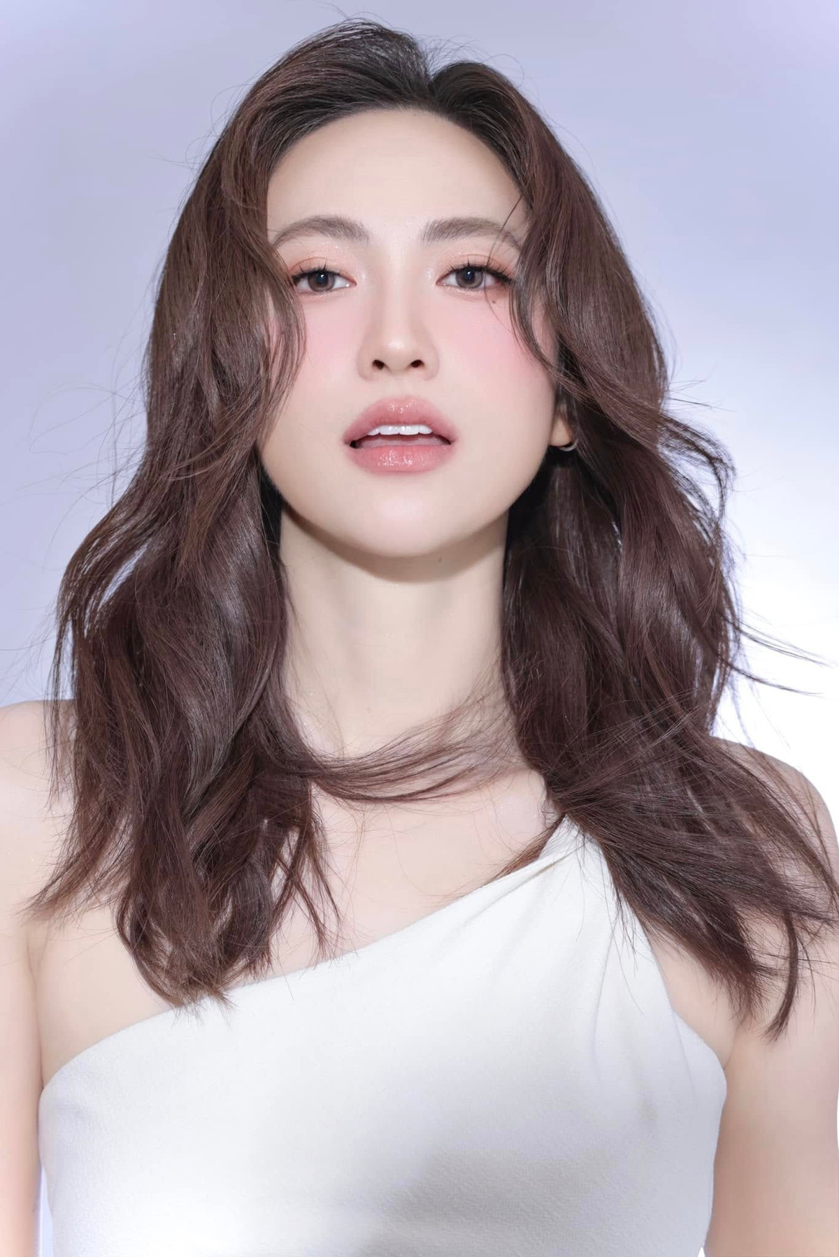 Lối trang điểm nhẹ nhàng, tông màu tự nhiên giúp Phương Anh Đào tôn lên vẻ đẹp trong trẻo, thuần khiết.