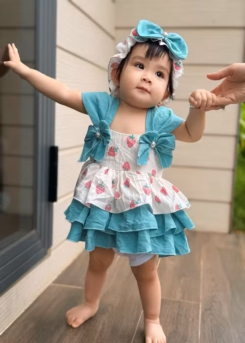 Con gái Kha Ly 10 tháng tuổi, sở hữu đôi mắt to tròn, gương mặt bầu bĩnh, làn da trắng. Ảnh: FB Kha Ly.