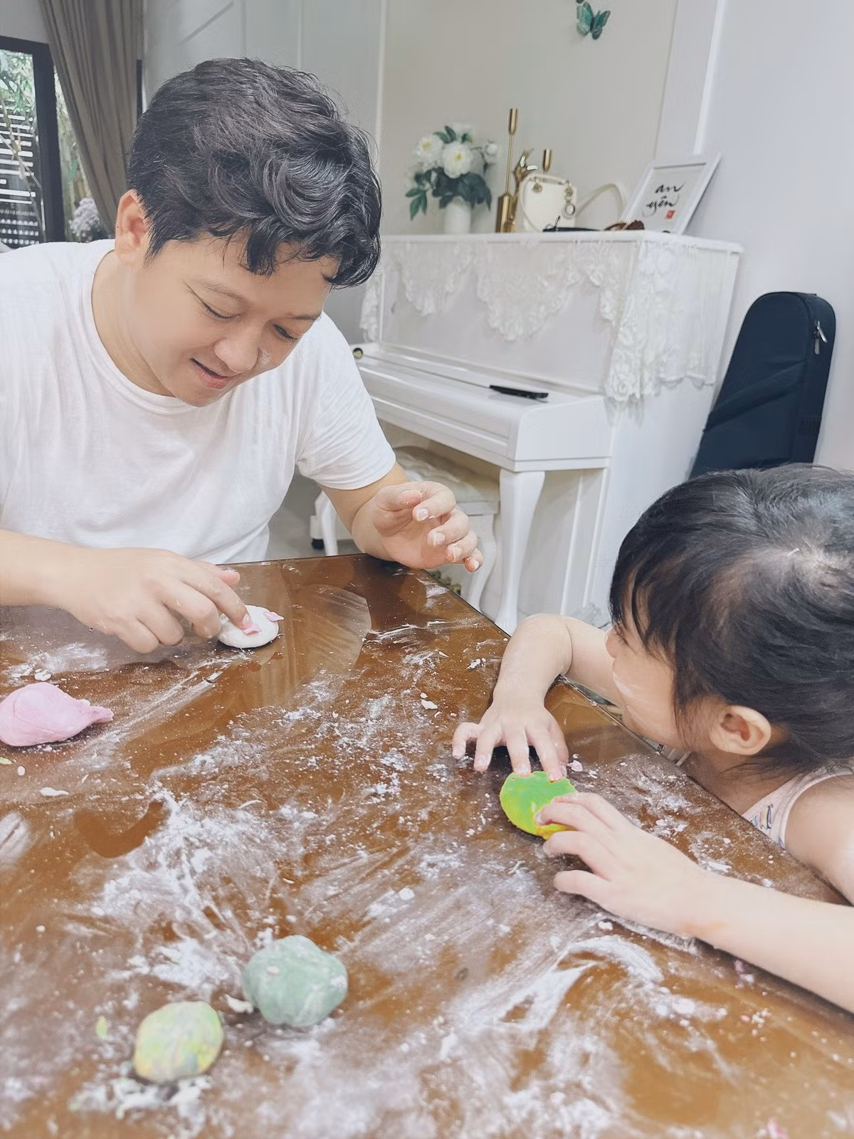 Trường Giang cùng con gái nhào bột trong lúc rảnh rỗi. Ảnh: FB Trường Giang.