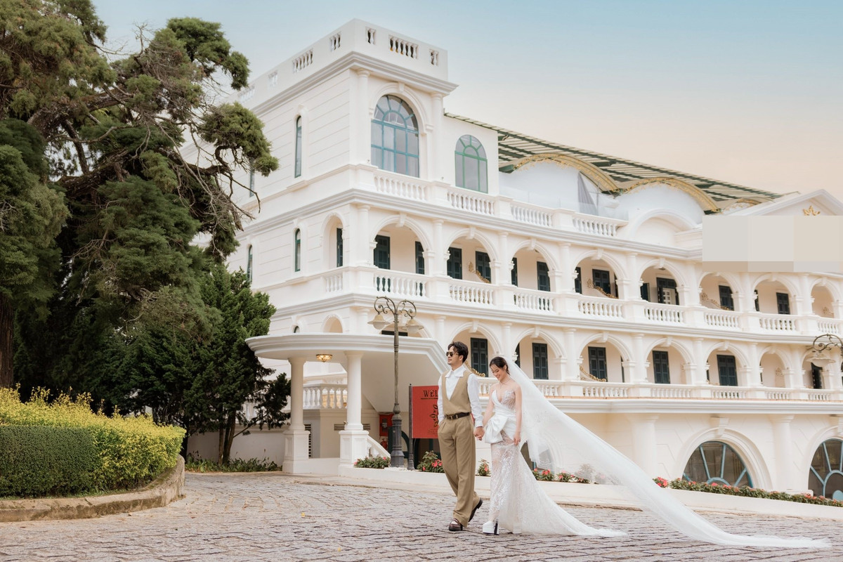 Ảnh cưới của vợ chồng Đoàn Minh Tài được thực hiện tại nhiều bối cảnh khác nhau, từ trong nhà đến không gian ngoài trời, trong chiếc xe hơi. Ảnh: FB Đoàn Minh Tài.